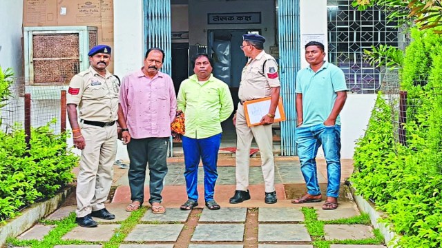 पुलिस ने बताया कि सीमेंट व्यापारी विजय कुमार धाक बड़े ही चतुराई से नामी कंपनी के सीमेंट में फ्लाई मिलकर कालाबाजारी करते हुए आम जनता व ठेकेदारों को बेच रहे थे और भारी मुनाफा कमा रहे थे। 