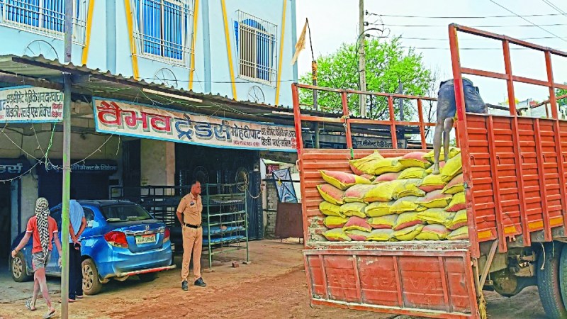 थाना अर्जुंदा के अंतर्गत आने वाले ग्राम पंचायत मोहंदीपाट में वैभव ट्रेडर्स के मलिक को सीमेंट में मिलावट करने पर हिरासत में लिया गया है। गोदाम को भी सील कर दिया गया है। वहीं कई सीमेंट की बोरियां भी जब्त की गई हैं।