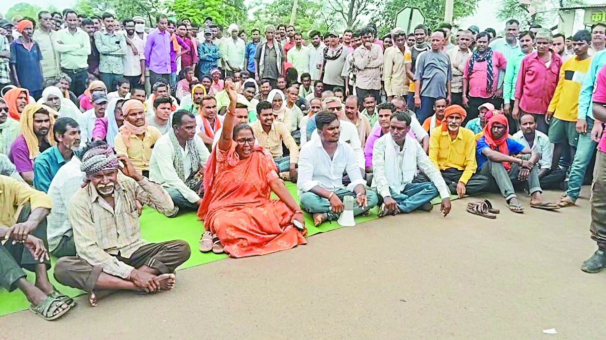 राजनांदगांव-अंतागढ़ स्टेट हाइवे पर खराब सड़क को लेकर ग्रामीणों ने दो घंटे तक किया चक्काजाम