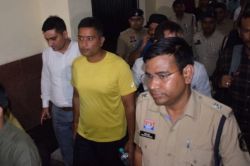 200 जवान, भारी हंगामा और झूमाझटकी… ED ने चैतन्य बघेल को ऐसे निकाला घर से बाहर,
परिवार के लोग देते रहे आवाज - image