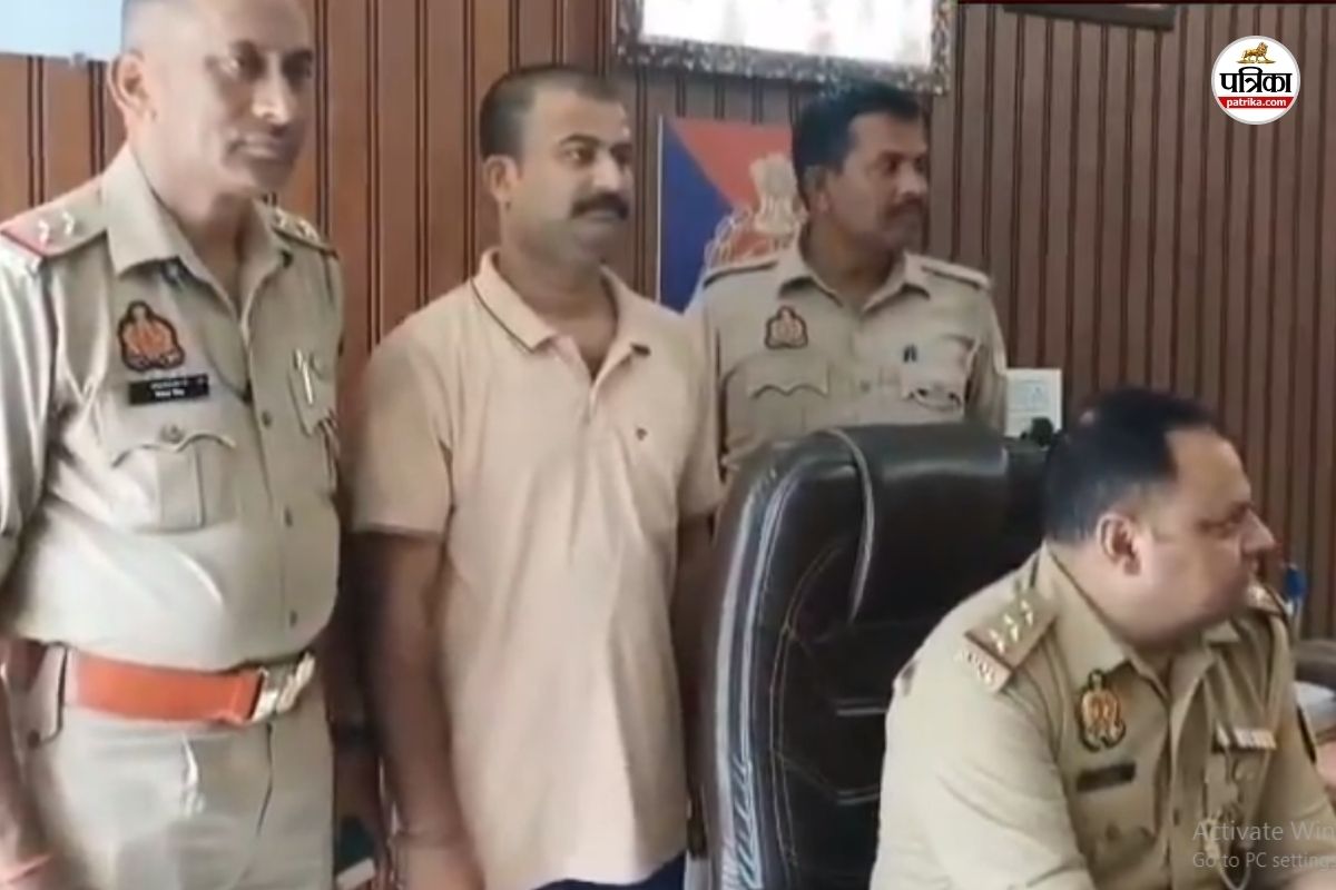 वृंदावन की कुंज गलियों में घूम रहा था ‘अफसर’, लोगों ने बुला ली पुलिस, ID कार्ड
देखते ही उड़े होश