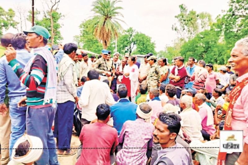 CG News: खाद की किल्लत से नाराज़ किसानों ने किया चक्काजाम, हाईवे पर जताया विरोध...(photo-patrika)