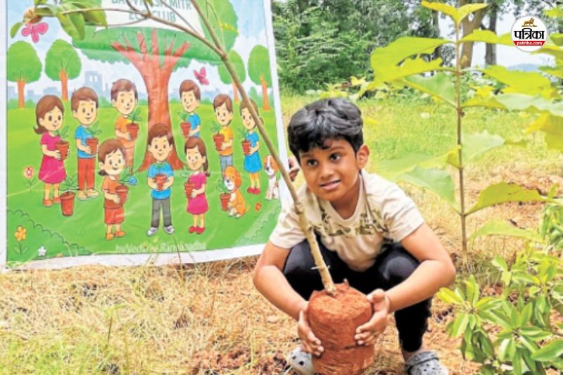 पौध रोपण करता वेदार्का (फोटो सोर्स- पत्रिका)