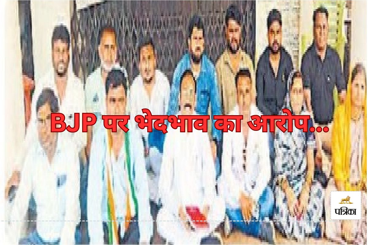 Parshad Protest: बैठक कक्ष न मिलने पर मुख्य द्वार पर किया काम, BJP पर भेदभाव का आरोप...(photo-patrika)