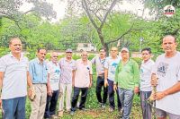 पत्रिका के हरित प्रदेश अभियान से जुड़कर लोगों ने किया पौधरोपण, पौधों को पेड़ बनाने का लिया संकल्प हरित प्रदेश अभियान: हरेली पर्व पर धरती का श्रृंगार किया Patrika Harit Pradesh: हरेली पर्व पर धरती का किया श्रृंगार, लोगों ने किया पौधरोपण, पौधों को पेड़ बनाने का लिया संकल्प पत्रिका के हरियर प्रदेश अभियान के तहत हरेली त्योहार पर जगह-जगह पौधरोपण कर लोगों ने अपने गांव, शहर और प्रदेश को हराभरा बनाने में योगदान दिया। लोगों ने पत्रिका की इस पहल की प्रशंसा की और इससे प्रेरित होकर अपने जन्मदिन पर भी पौधरोपण कर लोगों को पर्यावरण संरक्षण का संदेश दिया। इस अभियान के तहत अब तक पांच हजार से अधिक पौधे रोपे जा चुके हैं। इस अभियान से हरा भरा स्वच्छ धरा समिति, पर्यावरण मित्र मंडल और स्वच्छता ही सेवा समिति जैसी समाजसेवी संगठन जुड़कर पौधरोपण कर रहे हैं। पर्यावरण मित्र मंडल के बालूराम वर्मा पौधरोपण के लिए अपने निजी नर्सरी से दो हजार से अधिक पौधे नि:शुल्क उपलब्ध करा चुके हैं। मनवा कुर्मी कल्याण समिति ने रोपे पौधे मनवा कुर्मी कल्याण समिति भिलाई नगर द्वारा सामाजिक उत्तरदायित्व के तहत प्रतिवर्षानुसार इस वर्ष भी छत्तीसगढ़ के प्रथम स्वप्न दृष्टा डॉ. खूबचंद बघेल की 125 वीं जयंती के उपलक्ष्य में रिसाली इस्पात क्लब के सामने उद्यान में वृक्षारोपण किया गया। जिसमें फलदार वृक्ष नीम, बरगद जैसे पौधों का रोपण कर रक्षा का भी संकल्प लिया गया। इस अवसर पर्यावरण मित्र मंडल के संरक्षक बालूराम वर्मा ने लोगों से आव्हान किया कि भविष्य में वृक्षारोपण के लिए पौधे की जरूरत हो तो इधर-उधर भटकने की जरूरत नहीं है, उनके रशियन कंपलेक्स सेक्टर 7 स्थित नर्सरी से फलदार एवं छायादार पौधा नि:शुल्क ले जा सकते हैं। वृक्षारोपण में समिति के महिला सदस्यों की भी विशेष सहभागिता रही। इस कार्यक्रम में मनवा कुर्मी कल्याण समिति के समिति अध्यक्ष सेवक राम वर्मा तथा चंद्रभान ठाकुर पार्षद रिसाली निगम का विशेष सहयोग रहा। इस अवसर पर गोपाल कृष्ण वर्मा ने जन्मदिन पर केक काटकर सबके लिए स्वल्पाहार की व्यवस्था की। कार्यक्रम में ईश्वरी वर्मा दुर्ग राज प्रधान, संतोष पाटणवार अध्यक्ष-छत्तीसगढी कुर्मी क्षत्रिय समाज भिलाई नगर,कोमल धुरंधर अध्यक्ष-मनवा कुर्मी क्षत्रिय समाज भिलाई नगर, चंद्र कुमार वर्मा, आईएस मनु, राजेश वर्मा मरोदा,चुनेश्वर नायक, पीलाराम वर्मा ,उत्तम वर्मा, गुलाबचंद वर्मा, टीसी परगनिहा, लेखराम वर्मा, योगेन्द्र वर्मा,भगवतीचरण मढ़रिया, दिनेश वर्मा,राजेश नायक,डामन चंद्रवंशी, राजेन्द्र वर्मा, डाकेश्वर परगनिहा,विजय वर्मा, मोतीलाल वर्मा, राकेश धुरंधर , खूबचंद वर्मा, रमेश वर्मा, जीवन वर्मा, मोरध्वज चंद्राकर,पुष्पकराज देशमुख, कृष्ण कुमार वर्मा ,अजय बंछोर , घनश्याम वर्मा , संतोष बंछोर, कुबेर वर्मा, अजित बंछोर,राजेश परगनिहा ,उमा सिंह,अषलेश मंडावी, गीता वर्मा, ममता वर्मा किशोरी सहित अनेक सदस्य उपस्थित थे। हरेली पर्व पर धरती का श्रृंगार किया जामगांव आर ग्राम बेल्हारी समाज सेवी संस्था युवा मित्र मंडल से जुड़े युवाओं ने हरेली तिहार पर रुद्राक्ष वाटिका परिसर में वनस्पति पूजन कर धरती माता का वंदन किया। श्मशान पथ क्षेत्र में कदंब के पौधे रोपकर हरेली त्यौहार मनाया गया। पं. सनत शर्मा ने कहा कि हरेली केवल पर्व नहीं, प्रकृति के प्रति श्रद्धा का प्रतीक है। उपसरपंच मनीष चन्द्राकर ने कहा कि हरेली तिहार छत्तीसगढ़ की जीवंत परंपरा है, जो हमें धरती, खेती और हरियाली से जोड़ती है। शिक्षक ताराचंद महतो ने कहा कि प्रकृति के बिना जीवन अधूरा है। इस अवसर पर कुंदन सिन्हा, महेश मेश्राम, भूषण चन्द्राकर, लोकनाथ यादव, परमेश्वर यादव आदि मौजूद रहे। अंडा ग्राम रिसामा में युवकों के सहयोग से पौधरोपण किया गया। इस अवसर पर सरपंच रोशन साहू, उपसपंच मन्नूलाल साहू, पंच गण गीतेश्वर साहू, ओमधीमर टोप सिंह, अनिता शर्मा, द्वारिका यादव, सोनऊ, चंपा साहू, कीर्तन साहू, विकास साहू, चंद्रकांत सेन, नुमेश साहू आदि उपस्थित थे। जामगांव एम ग्राम पंचायत सावनी (आमापेडी) में गुरुवार को एक पेड़ मां के नाम के तहत पीएम आवास हितग्राहियों व ग्रामीणों को पौधे वितरित किए गए। हितग्राहियों ने पौधा पाकर उसे लगाने के बाद उसकी रक्षा करने का भी संकल्प लिया। इस अवसर पर सरपंच रामेश्वरी हेमंत जांगड़े, उपसरपंच रामानंद, रोजगार सहायक भूपेंद्र साहू आदि उपस्थित रहे। ग्राम पंचायत भटगांव में दुर्ग सांसद के निर्देशानुसार संतान के नाम सोखता गड्ढा खोदा गया। वहीं प्रधानमंत्री आवास हितग्राहियों को एक-एक पौधे का वितरण कर उनके आवास में लगाया गया। जिन हितग्राहियों के यहां जगह नहीं थी उनके द्वारा ग्राम पंचायत द्वारा निर्धारित की गई स्थल नकुल देव ढीढी उद्यान में पौधारोपण किया गया। ग्राम सरपंच हुपेंद्र (पप्पू) देशमुख, उपसरपंच कमलनारायण साहू, पंच चंद्रकिशोर देशमुख, रामकुमार निषाद, मनहरण क्षत्रिय, शंकलाल, संजय निषाद, हेमंत कुर्रे, उषा कौशिक, वाहिनी मार्कंडेय, लक्ष्मी, गायत्री वैष्णव, सुशीला देशमुख, पंचायत सचिव भावना यादव, रोजगार सहायिका पुष्पा, ग्रामीण ऋषि टंडन, शेरू सहित ग्रामीणों ने भी पौधरोपण किया। पेड़ पौधों से हमें जीवन के लिए प्राण वायु मिलता है: अवधेश मौर्य एंजेल वैली स्कूल में वन महोत्सवऽ के उपलक्ष्य में वृक्षारोपण कार्यक्रम का आयोजन किया गया। इस अवसर पर विद्यालय के निदेशक डॉ. अवधेश कुमार मौर्य एवं प्राचार्या सुष्मिता दास की उपस्थिति में कक्षा नर्सरी से कक्षा 12वीं तक के सभी विद्यार्थियों, शिक्षकों एवं शिक्षिकाओं ने बढ़-चढ़कर भाग लिया। छात्र-छात्राओं ने अत्यंत उत्साह और उमंग के साथ वृक्षारोपण कर पर्यावरण संरक्षण का संदेश दिया। इस आयोजन का मुख्य उद्देश्य बच्चों में पर्यावरण के प्रति जागरूकता बढ़ाना और हरे-भरे भारत की दिशा में एक कदम बढ़ाना है। विद्यालय के निदेशक डॉ अवधेश मौर्य ने कहा कि प्रकृति हमारे जीवन का आधार है। हम सभी को पेड़ पौधों की सुरक्षा करनी चाहिए। प्रकृति जितनी हरी भरी रहेगी हमारा जीवन उतना सुरक्षित रहेगा। इस दौरान बच्चों ने आओ मिलकर पेड़ लगाएं, हरियाली का संदेश फैलाएं जैसे नारे लगाए। पर्यावरण मित्र बालूराम वर्मा ने 65 पौधे रोपकर मनाया जन्मदिन पर्यावरणमित्र मंडल के संरक्षक बालू राम वर्मा ने अपने 65 वें जन्मदिन पर पौधरोपण कर लोगों को पौधरोपण करने व पेड़ पौधों को सहेजने का संदेश दिया। उन्होंने रावणभाठा और मित्र मंडल के कार्यालय समेत अन्य जगहों पर 65 फलदार व छायादार पौधे रोपे। इस अवसर पर वर्मा ने लोगों से निवेदन किया कि भविष्य में किसी को पौधा लगाने हो तो इधर-उधर भटकने की जरूरत नहीं है वह हमारे रशियन कंपलेक्स सेक्टर 7 में स्थित नर्सरी से नि:शुल्क प्राप्त कर सकते हैं। इसके लिए पहले मोबाइल नंबर 9 301014365 पर फोन करके आना होगा। क्योंकि कई बार पौधरोपण के सिलसिले में इधर इधर रहते हैं। इससे सुविधा होगी। इस अवसर पर पर्यावरण ग्रुप के सदस्य सियाराम कश्यप , देवसिंह साहू, चंद्रशेखर सिंह, जीपी. त्रिपाठी, मनोज चौबे, डीपी. चौधरी, कैलाश जोशी, संजय महाजन, भागवत साहू, डीपी. मिश्रा, प्रेमलाल पिपरिया, जीवनलाल पैकरा, नोहर सिंह, टीडी. रात्रे, मारुति शंकर बल आदि उपस्थित थे। 400 पौधे रोपे, पेड़ बनाने का जिम्मा उठाया डौंडी एक पेड़ मां के नाम अभियान के तहत जिला प्रशासन ने जिले में दो लाख पौधे रोपने का लक्ष्य रखा। इसके तहत डौंडी के एकता व्यापारी संघ ने नगर पंचायत की अनुपयोगी जमीन पर 400 पौधे लगाकर तार से फेंसिंग कर उनकी सुरक्षा व्यवस्था की। उन्हें पेड़ बनाने का संकल्प लिया। संघ के अध्यक्ष ओम गोलछा के अनुसार पौधों की देखरेख में संघ के सदस्य सुबह 6 से 7 बजे तक अपनी जिम्मेदारी निभा रहे हैं। उन्होंने बताया कि सुबह सीईओ डीडी मंडले, रेडक्रॉस सोसायटी के संजय बंजारे, शिक्षक सीएल हिरवानी, इशू साहू आदि सेवा दे रहे हैं। अभियान का मुख्य उद्देश्य पेड़ लगाकर वातावरण को स्वच्छ और स्वस्थ बनाना है। माताओं के प्रति श्रद्धा और समर्पण भाव दर्शाना और लोगों को पर्यावरण संरक्षण में भाग लेने प्रेरित करना हैं। अभियान की प्रगति संजय बंजारे ने कहा कि जिला कलेक्टर के आह्वान पर एकता व्यापारी संघ की इस पहल से पर्यावरण संरक्षण में मदद मिलेगी। समाज में मातृ सम्मान की भावना भी बढ़ेगी। सीईओ डीडी मंडले ने बताया कि प्रधानमंत्री ने विश्व पर्यावरण दिवस 2024 पर एक पेड़ मां के नाम अभियान की शुरुआत की थी, जिसका उद्देश्य माताओं को सम्मान देते हुए पौधरोपण के माध्यम से पर्यावरण संरक्षण को बढ़ावा देना है। एकता व्यापारी संघ ने इस अभियान के तहत 400 पौधे लगाकर उनके संरक्षण की जिम्मेदारी ली है। नवागंव बी में हरेली पर किया पौधरोपण ग्राम नवागांव बी जामगांव आर में शिक्षक व पर्यावरणप्रेमी जयप्रकाश साहू के नेतृत्व में ग्रामीणों ने सामूहिक पौधरोपण किया। इस दौरान बरगद, नीम, पीपल, कटहल जैसे छायादार व फलदार पेड़ लगाए गए। जयप्रकाश साहू ने बताया कि वे अब तक गांव में सैकड़ों पेड़ लगा चुके हैं और प्रतिदिन उनकी देखभाल भी करते हैं। इस पर्यावरणीय पहल में उपसरपंच छगनलाल साहू, बिसंभरराम साहू, रूपेश साहू, भीष्म साहू, नेमचंद साहू, पीयूष साहू, डोमन ठाकुर, सुभाष साहू, सोहन साहू सहित अन्य ग्रामीणजन उपस्थित रहे। बटरेल में गावं वालों ने रोपे 50 से अधिक पौधे हरेली तिहार के अवसर पर जामगांव आर ग्राम बटरेल में एक अनूठी पहल के तहत ऽएक पेड़ मां के नामऽ अभियान का आयोजन किया गया। यह कार्यक्रम बटरेल सोसायटी परिसर में हुआ। जिसमें ग्रामवासियों ने अपनी माताओं के नाम पर पौधे लगाकर मातृसम्मान और पर्यावरण संरक्षण का संदेश दिया। कार्यक्रम की अध्यक्षता भाजपा जामगांव आर मंडल अध्यक्ष एवं सोसायटी के प्राधिकृत अध्यक्ष कमलेश कुमार साहू ने की। इस अवसर पर प्रबंधक खोमेश कुमार वर्मा, सह प्रबंधक चुम्मन लड़वन, नीलकंठ पटवारी, बूथ अध्यक्ष किरण यादव, देवेंद साहू, उपसरपंच बसंत साहू, दिनेश देवांगन, आनेश्वर साहू, गोविंद साहू, खोमसिंह ठाकुर, रविन्द्र साहू, कुमार ठाकुर, राजेंद्र निर्मलकर, खोमेंद्र साहू सहित अनेक ग्रामीणजन उपस्थित रहे। इस मौके पर मण्डल अध्यक्ष कमलेश साहू ने कहा कि मां जीवन की पहली गुरु होती है, और पेड़ धरती माता का श्रृंगार। यह अभियान दोनों का आदर एक साथ करता है यह प्रकृति से भावनात्मक जुड़ाव की दिशा में एक सराहनीय कदम है। कार्यक्रम में 50 से अधिक पौधों का रोपण किया गया। पतोरा के डबरी तालाब में ग्रामीण जनप्रतिनिधियों किया पौधरोपण सेलूद ग्राम पंचायत पतोरा के डबरी तालाब का सौदर्यीकरण करते हुए एक पेड़ मां के नाम के उद्देश्य से ग्राम के जनप्रतिनिधियों व ग्रामीणों द्वारा पौधे लगाए गए और देखभाल का संकल्प लिया गया। सरपंच भुनेश्वर प्रसाद साहू न कहा कि ग्रामीणों की मांग के अनुरूप डबरी तालाब का सौंदयिकरण करते हुए अपनी मां के नाम पर एक पेड़ लगाने का उद्देश्य से व मातृशक्ति के सम्मान में पेड़ लगाया गया।पंचायत सचिव महेन्द्र कुमार साहू ने कहा मां के नाम पेड़ सभी को लगाना चाहिए। कार्यक्रम में सरपंच भुनेश्वर प्रसाद साहू, देवचरण कौशल, चन्द्रिका कलिहारी, राजेन्द्र वर्मा, सनत वर्मा, चित्रसेन कलिहारी, हेमचंद ठाकुर, चुम्मन साहू,मुकेश चांदने,मनोज साहू कमलेश्वरी साहू, राधा ठाकुर, एकता साहू,दिलेश्वरी साहू, जामुन ठाकुर, दीपक साहू, राधा ठाकुर, जागेश्वर प्रसाद साहू, बलीराम यादव, जीतराम श्रीवास, भुनेश्वरी शालिनी देवांगन आदि उपस्थित रहे। भोथली में हरेली त्यौहार के अवसर पर पौधरोपण दुर्ग ग्रामीण विधानसभा अंतर्गत ग्राम भोथली अंडा में छत्तीसगढ़ के प्रथम त्योहार हरेली के उपलक्ष्य में वृक्षारोपण व पौधा वितरण किया गया । ग्राम में प्रधानमंत्री आवास हितग्राहियों को पौधा वितरण व आंगनबाड़ी केंद्र और विभिन्न स्थानों पर वृक्षारोपण किया गया। जिसमें मुख्य रूप से दामिनी मुकेश साहू सदस्य जनपद पंचायत दुर्ग उपस्थित रहे। उन्होंने कहा कि सिर्फ पेड़ लगाना हमारी जिम्मेदारी नहीं है बल्कि उसे सहेजना और बड़ा होते तक देखभाल करना भी हमारी जिम्मेदारी है। पत्रिका के हरित प्रदेश अभियान (फोटो सोर्स- पत्रिका)