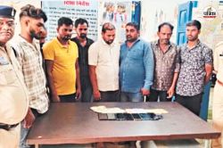 जहां परिंदा भी नहीं मारता पर, ऐसे जुए के अड्डे पर पुलिस का धावा, कार-बाइक समेत 9
आरोपी गिरफ्तार - image