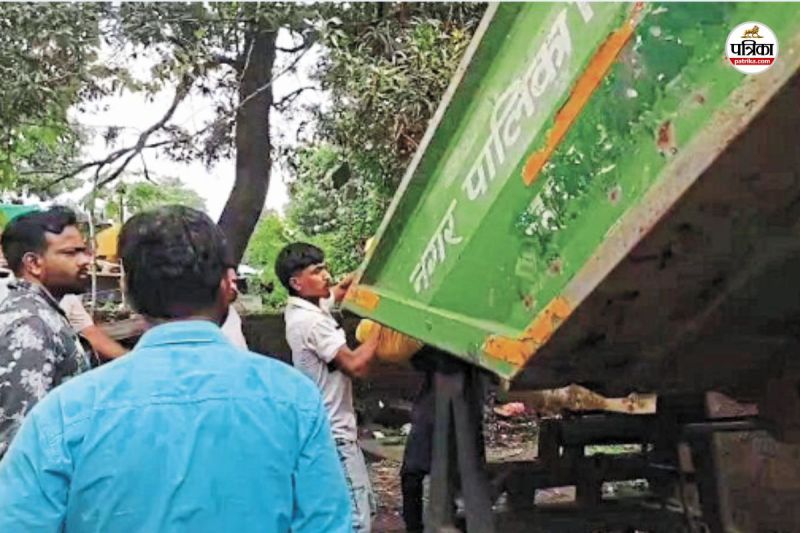 मानवता शर्मसार! (फोटो सोर्स- पत्रिका)