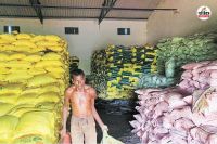 सहकारी समितियों ने ही किसानों व ग्रामीणों को बांट दी अमानक खाद (फोटो सोर्स-स्क्रीनशॉट)