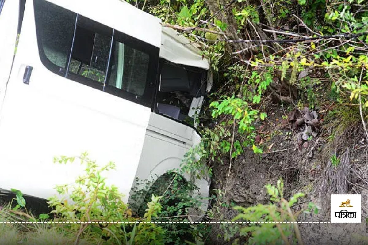 CG Accident News: अनियंत्रित होकर सितारा बस कोड़केल के पास खेत में पलटी, 25
यात्री हुए घायल