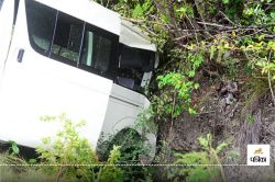 CG Accident News: अनियंत्रित होकर सितारा बस कोड़केल के पास खेत में पलटी, 25
यात्री हुए घायल - image