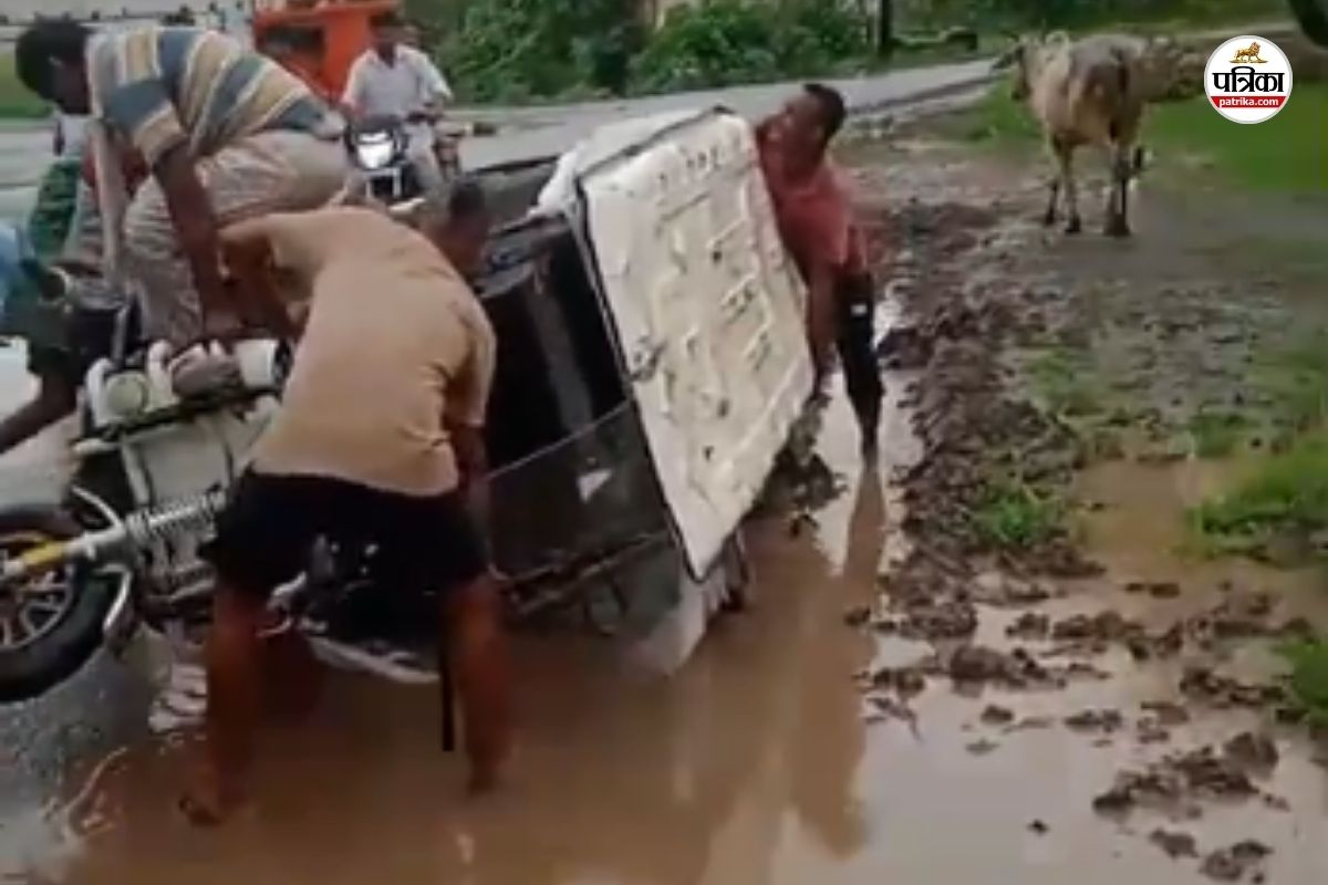 स्कूली बच्चों से भरा ई-रिक्शा पलटा, बाल-बाल बचे छात्र, देखें Video