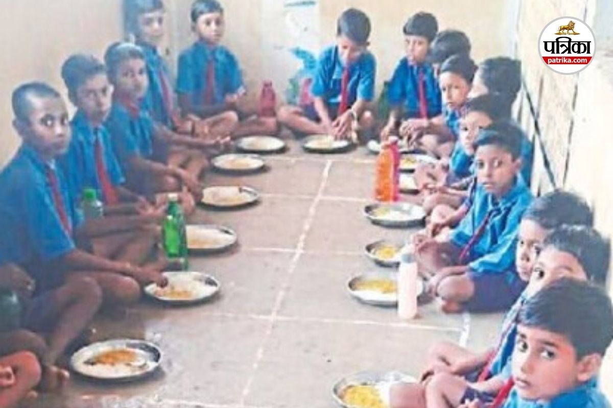 Mid Day Meal Scheme: फंड की कमी का असर… स्कूलों में मिड डे मील की थालियों में
दिख रहा, हांफने लगी योजना