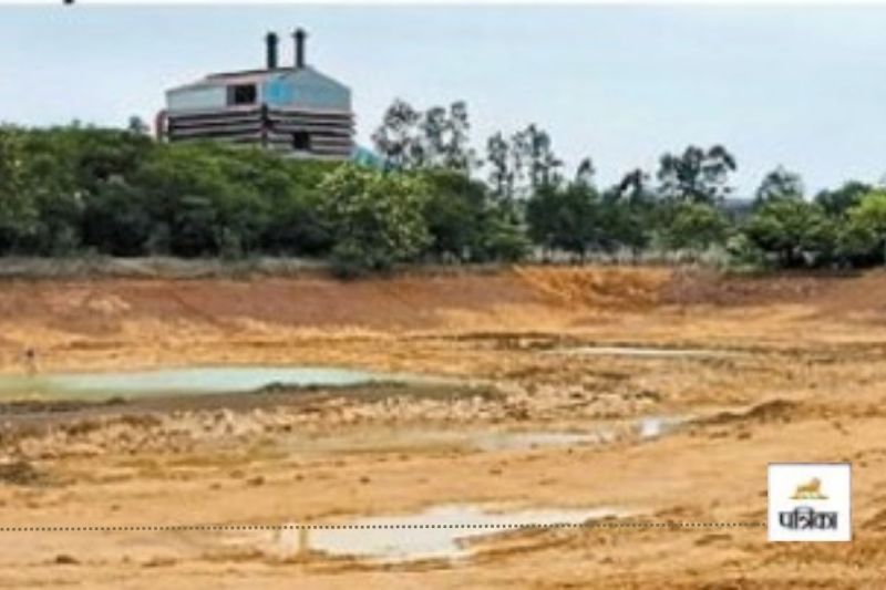 तालाब से मुरूम की लूट! जांच, जवाबदेही की मांग, 10 फीट गहराई तक अवैध खुदाई...(photo-patrika)