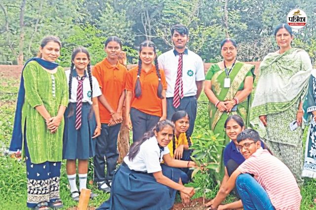 Patrika Harit Pradesh: हरेली पर्व पर धरती का किया श्रृंगार, लोगों ने किया पौधरोपण, पौधों को पेड़ बनाने का लिया संकल्प