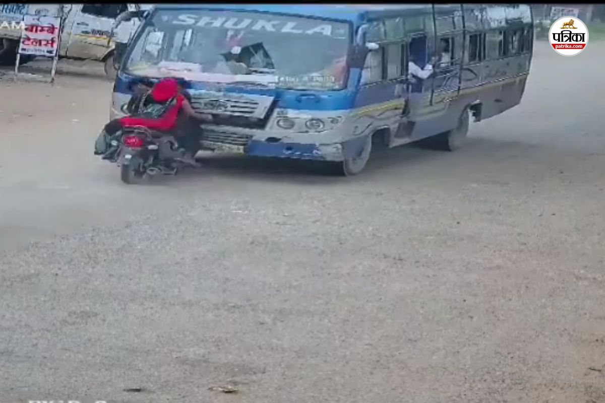 बस से सीधे जा टकराई तेज रफ्तार बाइक, गेंद की तरह हवा में उछले 3 लोग, देखिए VIDEO