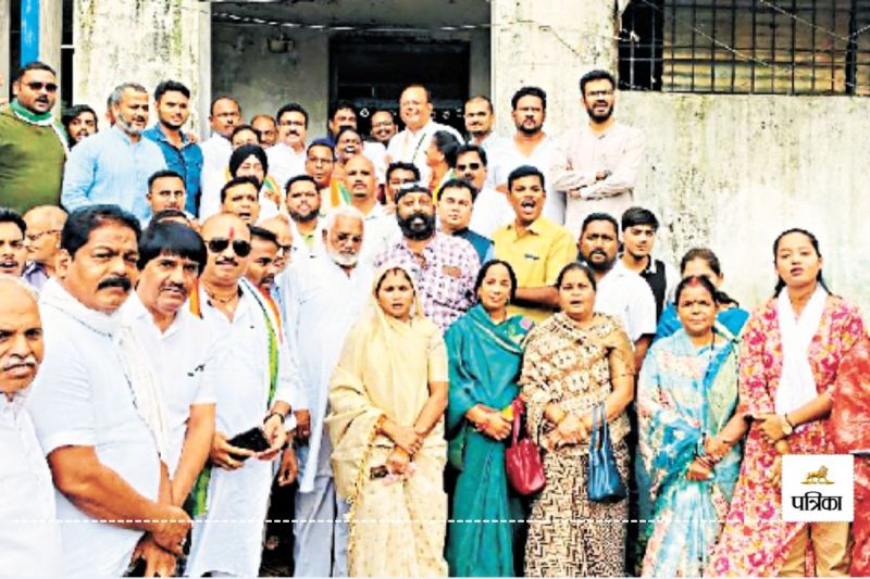कांग्रेस ने किया DEO कार्यालय का घेराव, कहा- शिक्षा व्यवस्था को चौपट कर रही साय सरकार(photo-patrika)