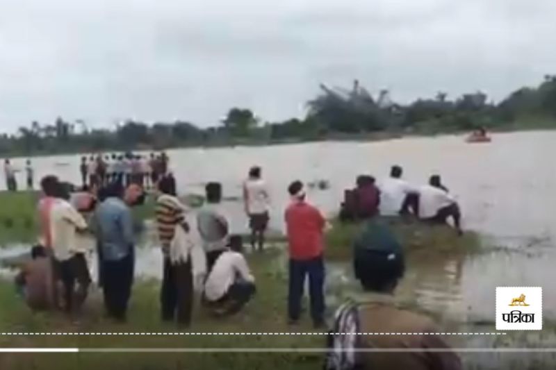 CG News: तांदुला नदी में कूदे तीन युवक, जुए से बचने की कोशिश में एक लापता, देखें Video...(photo-patrika)