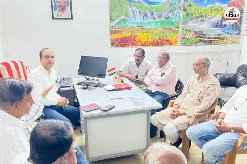 सज रहा रायपुर रेलवे स्टेशन (फोटो सोर्स- पत्रिका)