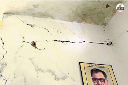 खौफ के साए में नौनिहाल (फोटो सोर्स- पत्रिका)