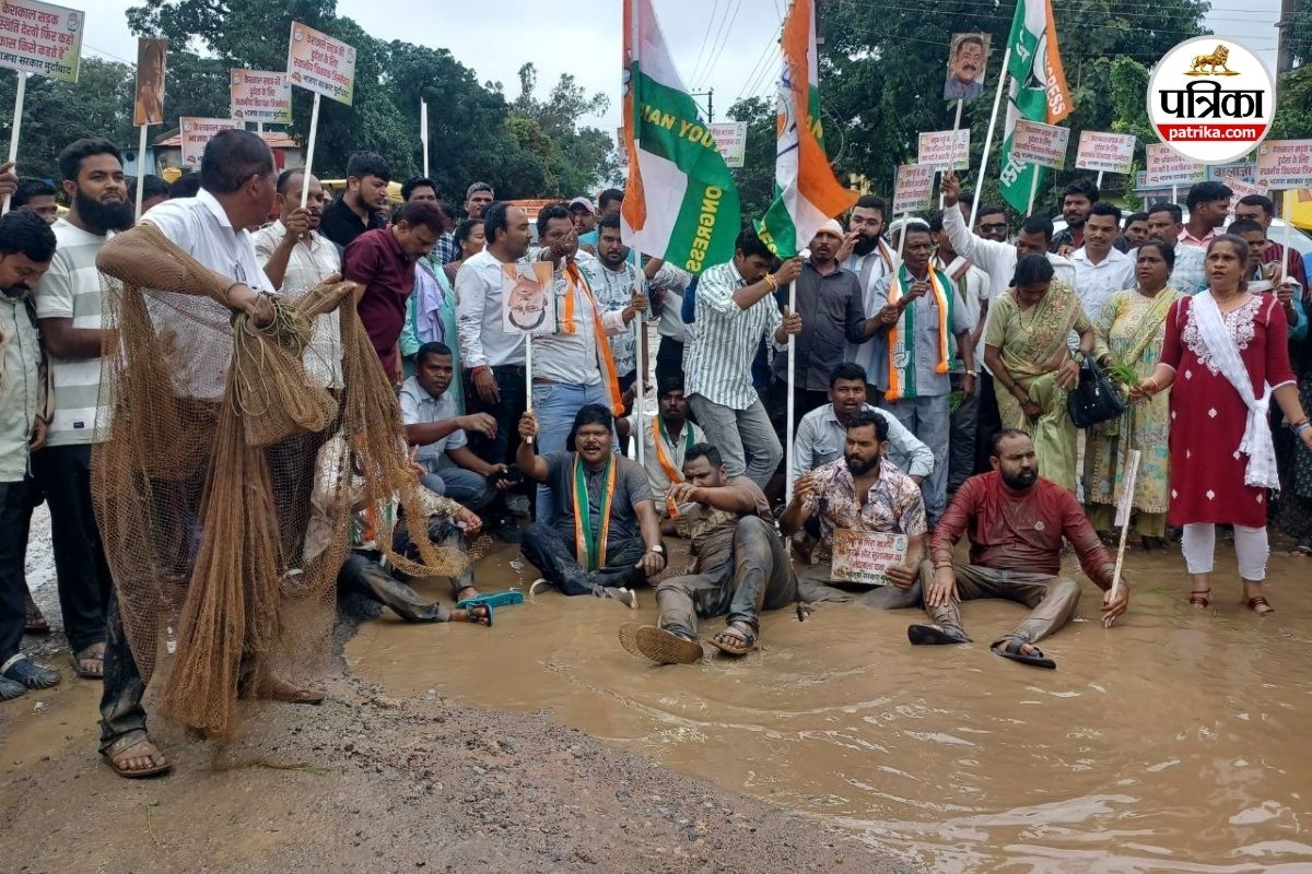NH-30 की खस्ता हालत पर भड़की कांग्रेस, सड़क पर उतरकर किया विरोध, देखें Video