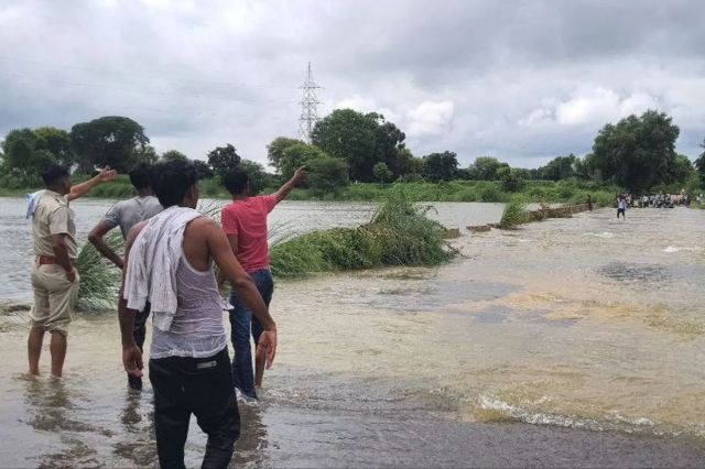 गंभीर नदी उफान पर, मेगा हाईवे बंद, पत्रिका फोटो