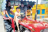 कलक्टर- एसपी ने ट्रैक्टर पर सवार होकर लिया जायजा, पत्रिका फोटो