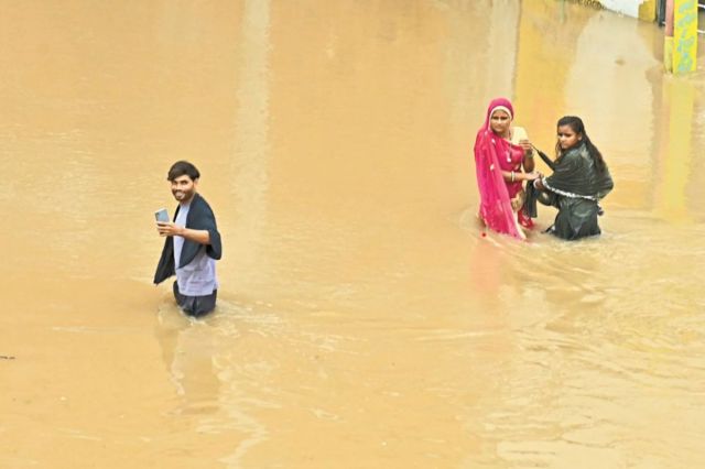 कोटा में बारिश के पानी में फंसे लोग, पत्रिका फोटो