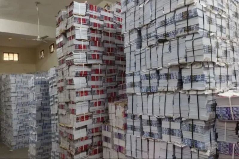 पाठ्य पुस्तक मंडल बीकानेर में रखी किताबें, पत्रिका फोटो