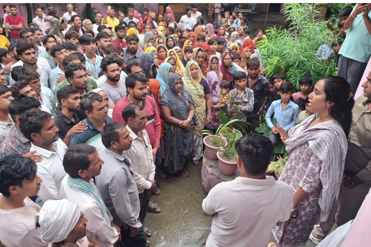 आक्रोशित अभिभावकों से एसडीएम मनस्वी नरेश ने की समझाइश,पत्रिका फोटो