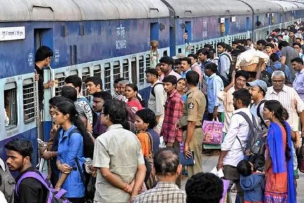रक्षाबंधन त्योहार से पहले ट्रेनों में बढ़ा पैसेंजर लोड, पत्रिका फोटो