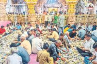 भगवान श्रीसांवलिया सेठ का दरबार में चढ़ावे की गणना, पत्रिका फोटो