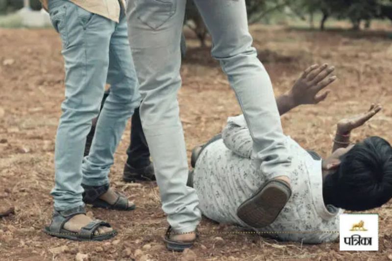 CG Crime News: ट्रैक्टर ड्राइवर को खंभे से बांधकर मारपीट(photo-unsplash)