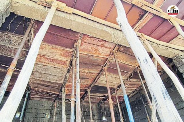 घटिया सीमेंट व कम सरिया का उपयोग (फोटो सोर्स- पत्रिका)