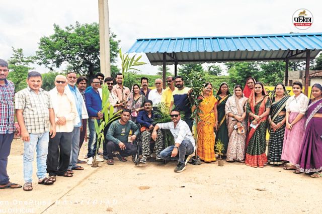 Patrika Harit Pradesh: हरेली पर्व पर धरती का किया श्रृंगार, लोगों ने किया पौधरोपण, पौधों को पेड़ बनाने का लिया संकल्प