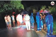 उफनते नाले में बह गई कार (फोटो सोर्स- पत्रिका)