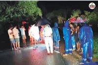 उफनते नाले में बह गई कार (फोटो सोर्स- पत्रिका)