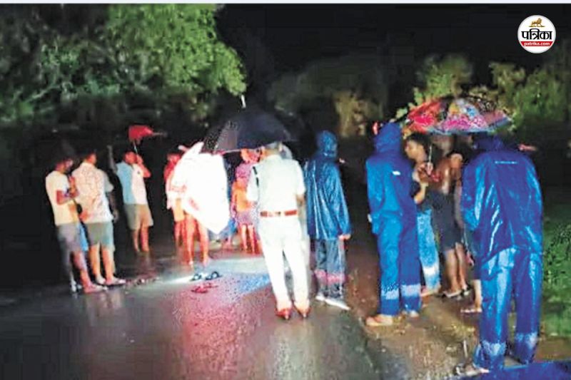 उफनते नाले में बह गई कार (फोटो सोर्स- पत्रिका)