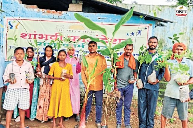 पौधरोपण के साथ पौधों का वितरण भी (फोटो सोर्स - पत्रिका)