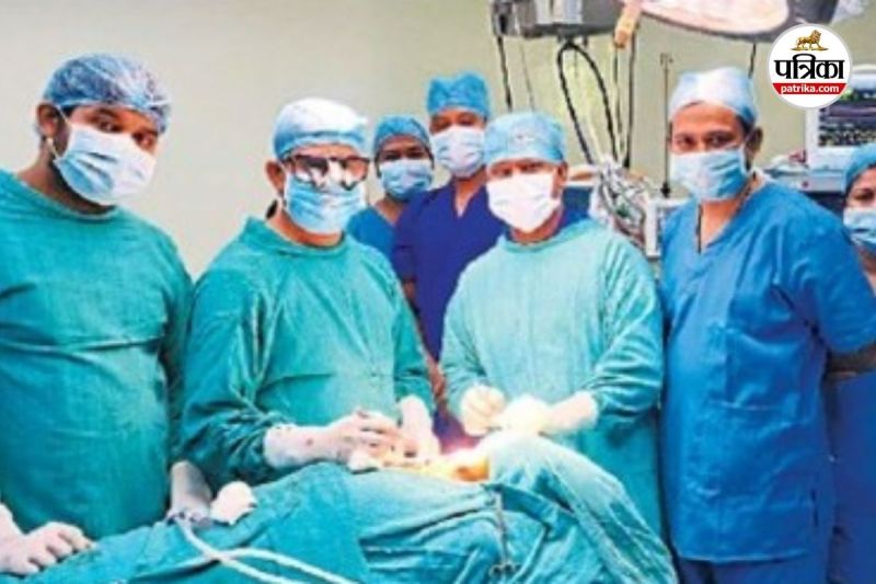 बुजुर्ग के गले की नस की दुर्लभ सर्जरी (Photo source- Patrika)