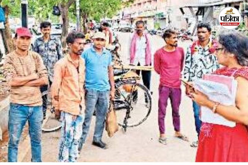 शहरी आजीविका मिशन की जानकारी देतीं पर्यवेक्षिका (Photo source- Patrika)