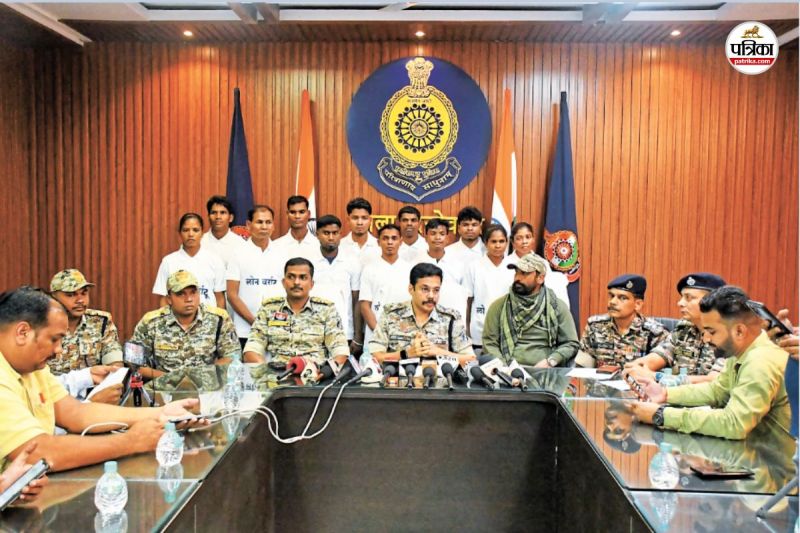 12 नक्सलियों ने किया आत्मसमर्पण (फोटो सोर्स- पत्रिका)