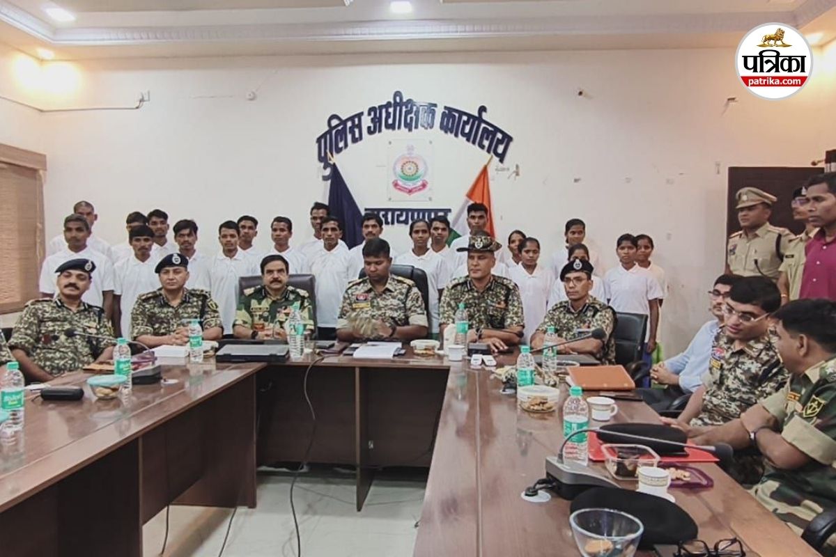 नक्सल संगठन को फिर बड़ा झटका, 37.50 लाख के 22 इनामी नक्सलियों ने किया आत्मसमर्पण