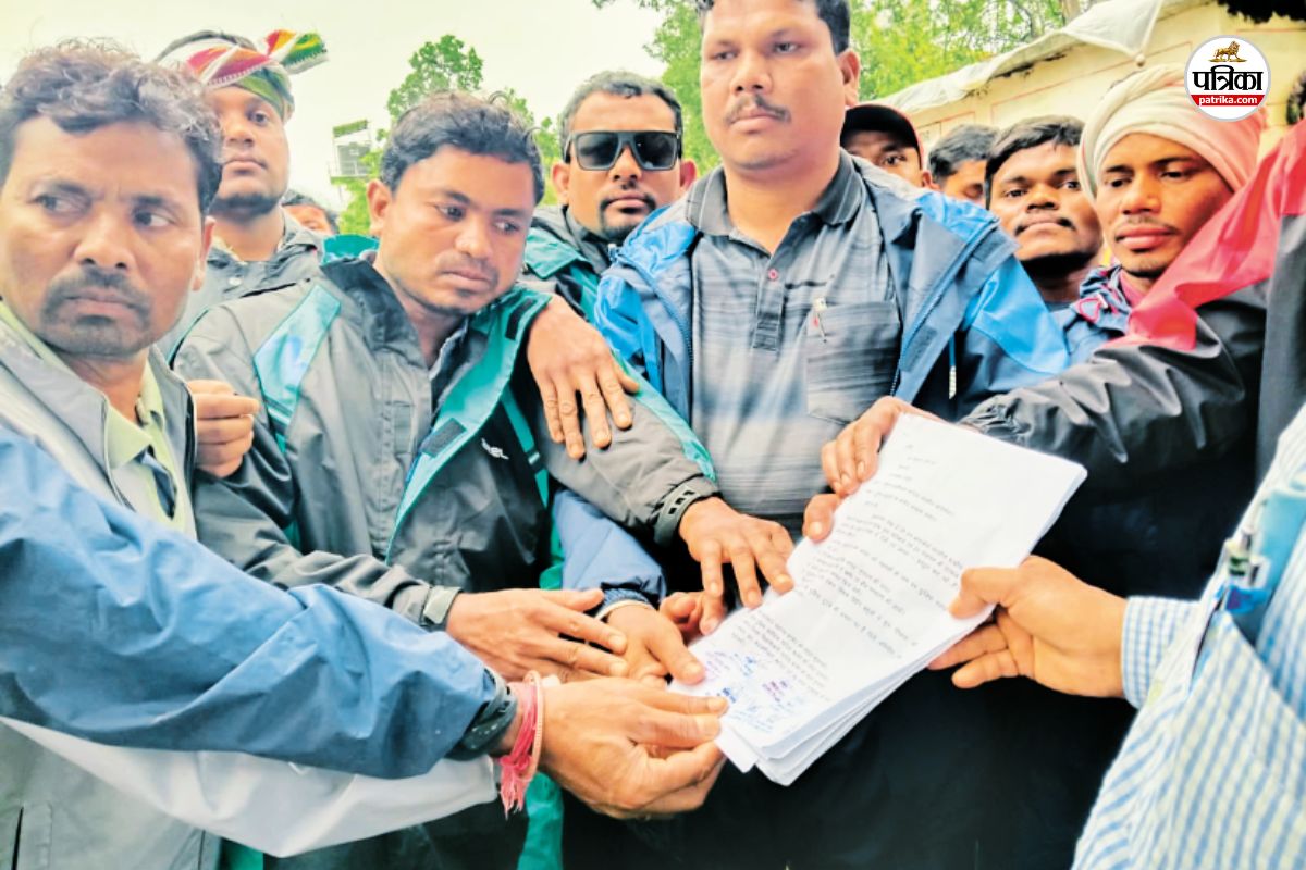 23 पंचायत व 100 गांव के लोगों ने पांच सूत्रीय मांगों को लेकर CM के नाम सौंपा
ज्ञापन, बोले – पुलिस प्रताड़ना बंद हो…