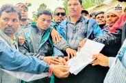 सर्व समुदाय के लोगों ने मुख्यमंत्री के नाम सौंपा ज्ञापन (फोटो सोर्स- पत्रिका)