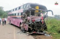 खड़ी ट्रक से जा भिड़ी यात्री बस (फोटो सोर्स- पत्रिका)