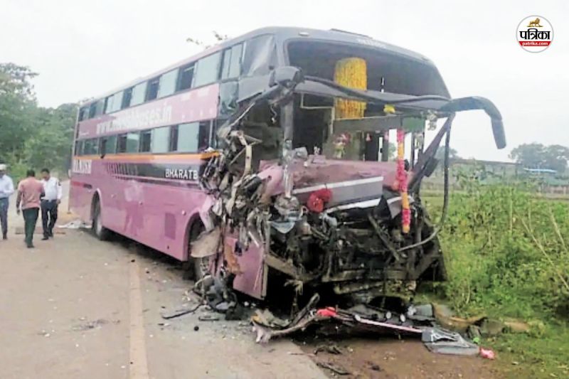 खड़ी ट्रक से जा भिड़ी यात्री बस (फोटो सोर्स- पत्रिका)