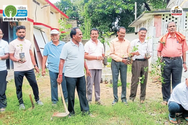 भवन में किया पौधरोपण (फोटो सोर्स- पत्रिका)