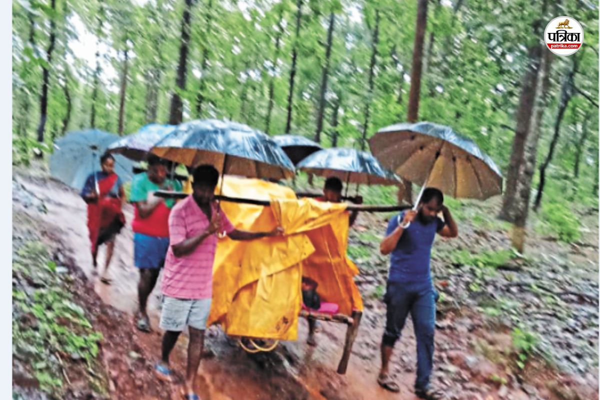 ना ही सड़क, ना ही स्वास्थ्य सेवा… बरसते बादल में मरीज को खाट पर लादकर ले गये
अस्पताल, शिकायत के बाद भी पहल नहीं