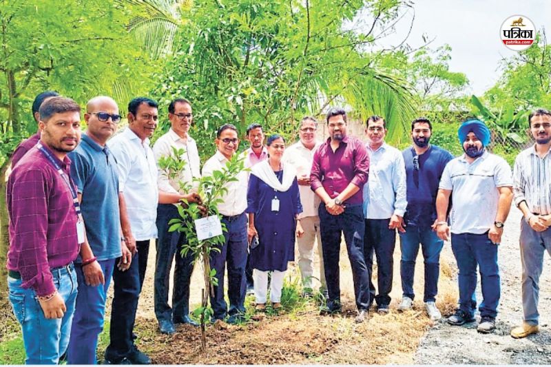 पौधे लगाकर उसके संरक्षण करने शपथ ली (फोटो सोर्स- पत्रिका)