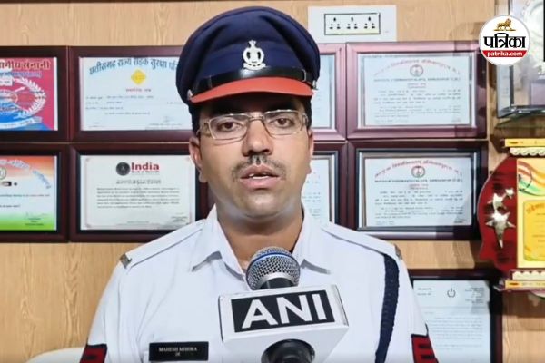 यातायात पुलिस जवान महेश मिश्रा (Photo source- ANI)